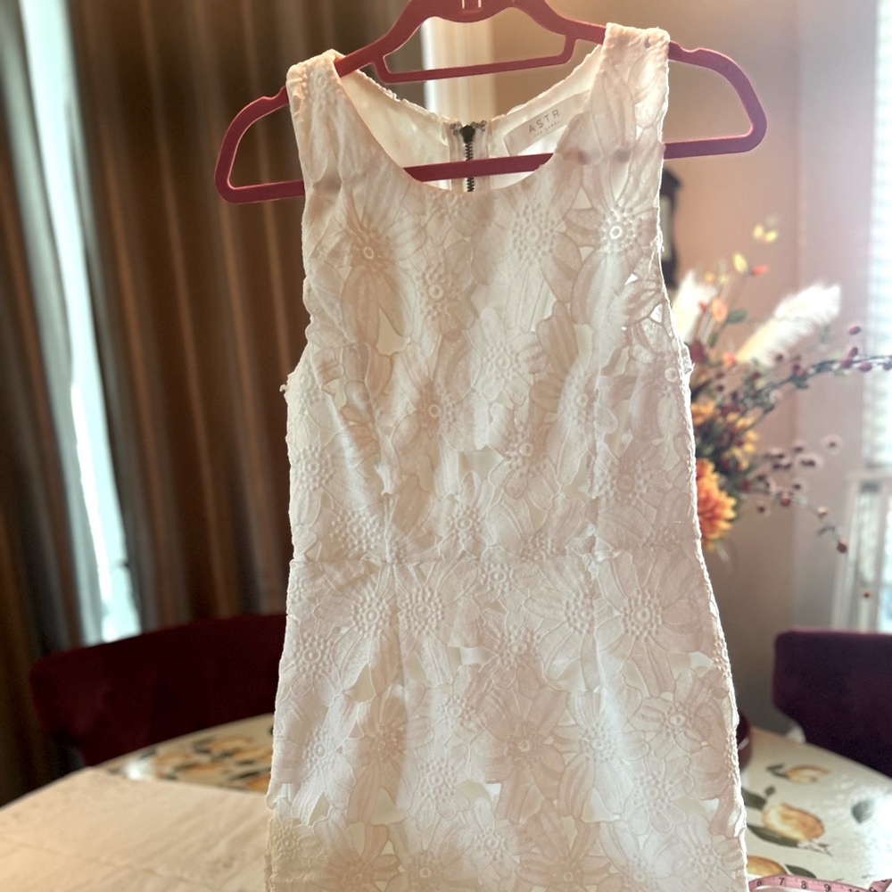 𝅺astr The Label | White Textured Lace Floral Bodycon Dress sz L